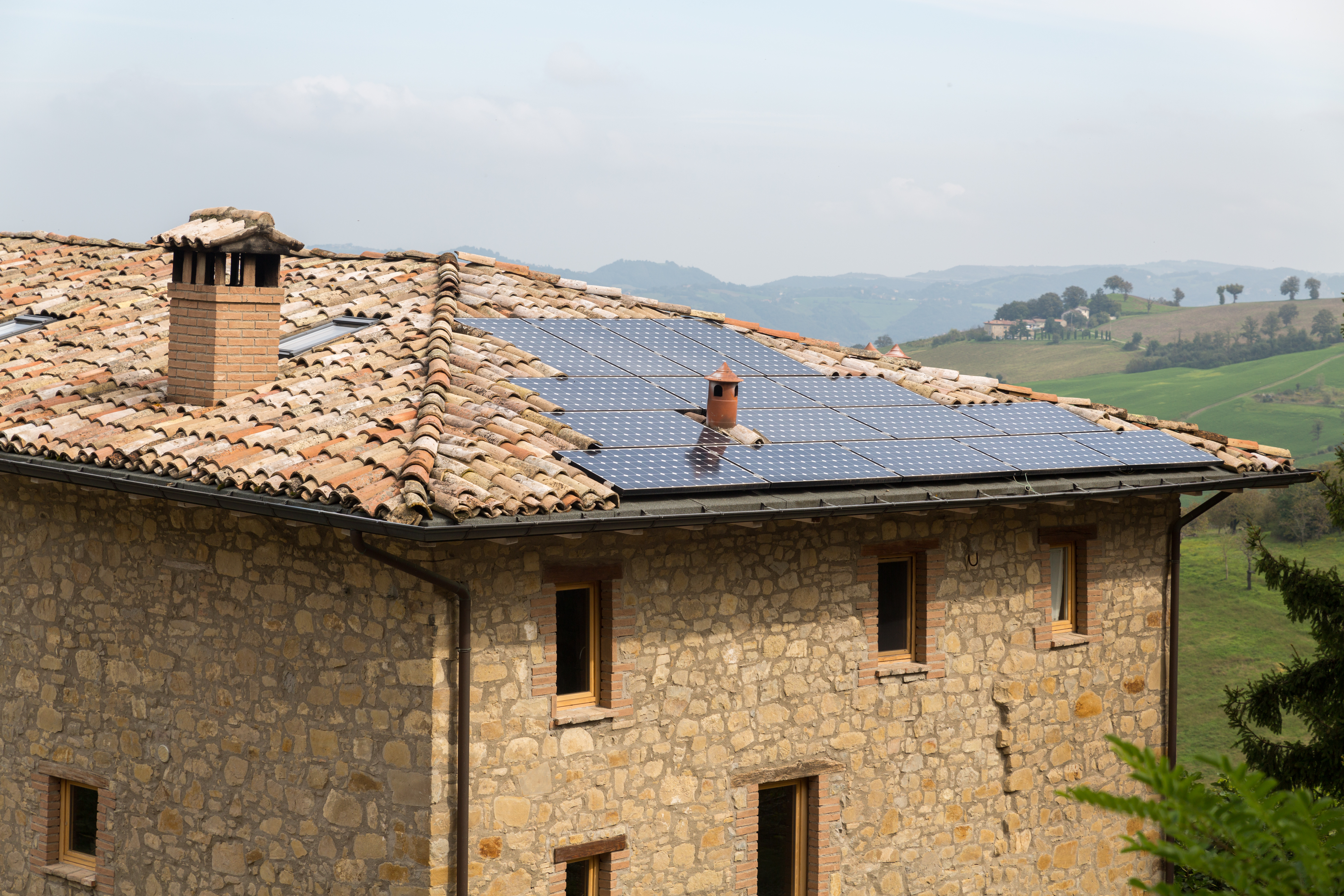 屋根にソーラーを設置したイタリアの住宅
